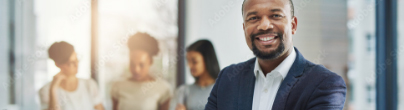 Chef d’entreprise souriant bénéficiant d’une couverture adaptée grâce aux solutions d’Assurances Castérot Thal, entouré de son équipe dans un cadre professionnel.