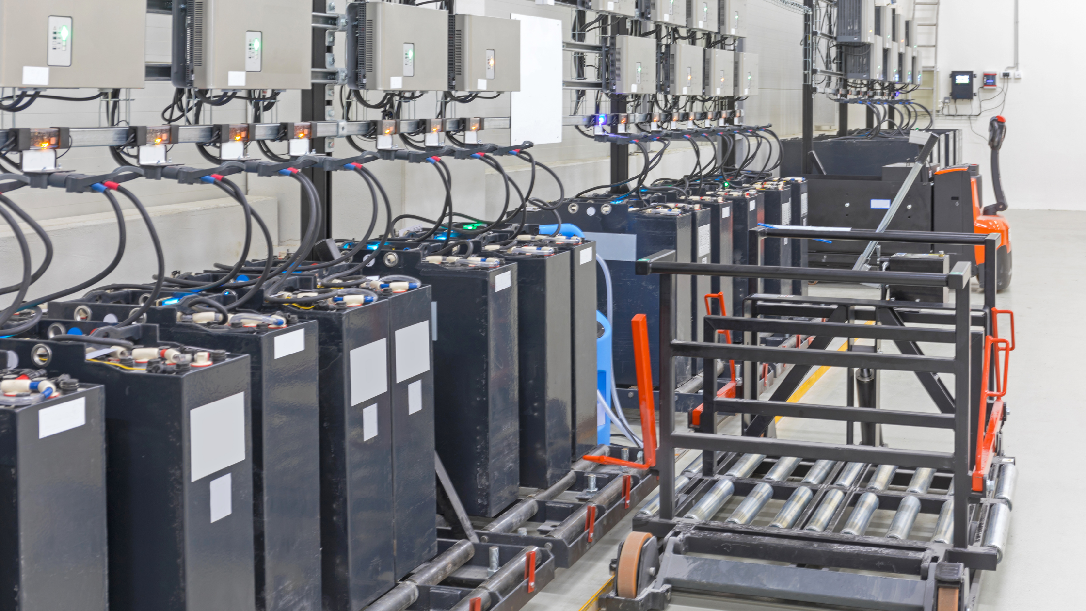 Découvrez les risques d'incendie des chargeurs de batteries d'engins de manutention : causes, conséquences et stratégies de prévention pour protéger efficacement votre entreprise industrielle.