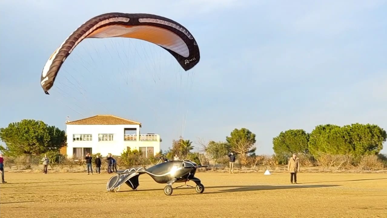 Flying Robots développe un drone cargo à voile souple unique au monde : 300 kg sur 300 km, quatre fois moins cher qu'un avion léger.