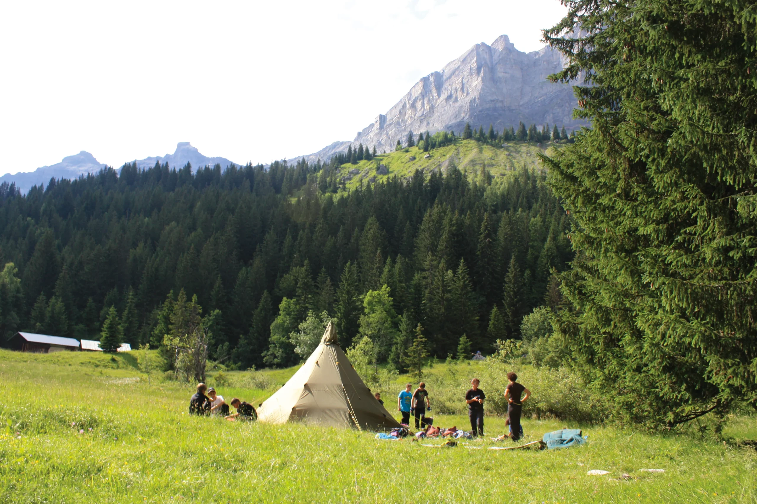 BIVOUAC-TIPI-p04.png Manu Pellissier, guide de haute montagne à Albertville : le doute comme garde-fou, du Piolet d’Or aux Enfermés Dehors.